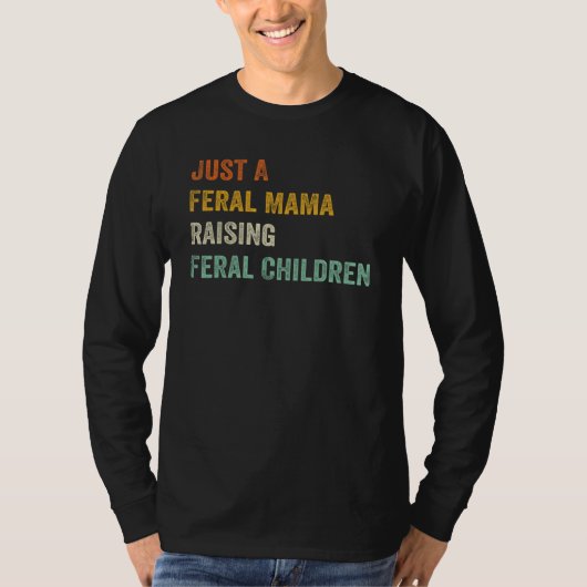 Just A Feral Mama Raising Feral Children Funny Quo Tシャツ (正面)