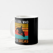 Just a Girl Loves Orcas 2024 コーヒーマグカップ (正面左)