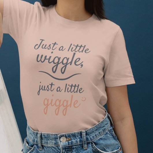 Just a Little Wiggle – ミニマリストのヨガの軽やかさ Tシャツ