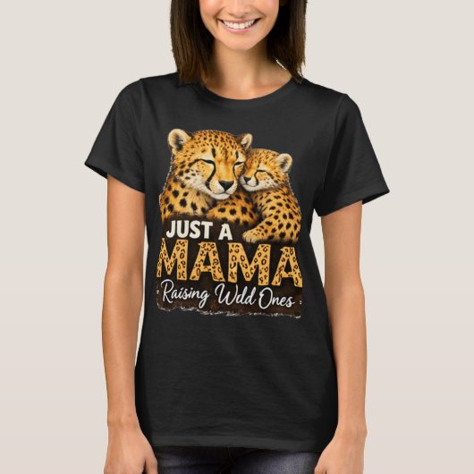 Just A Mama Raising Wild Ones Tシャツ (正面)