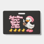 Just a mom trying to keep her ducks in a row バッジ (正面)