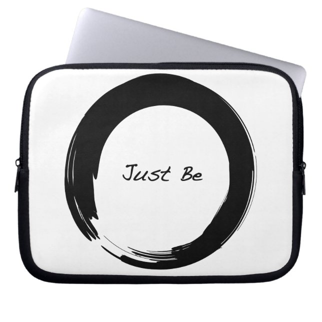 「Just Be」と禅のシンボル ラップトップスリーブ (正面)