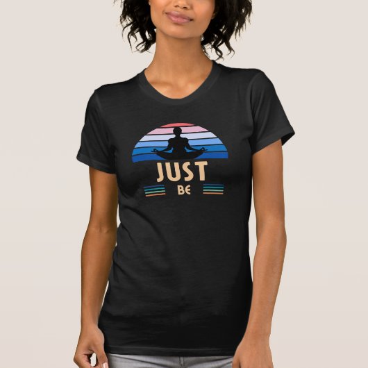 Just Be – 平和なヨガとマインドフルネス Tシャツ (正面)
