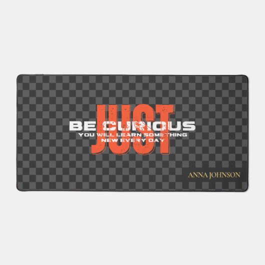 「Just Be Curious」前向き引用文パーソナライズされた名 デスクマット (正面)