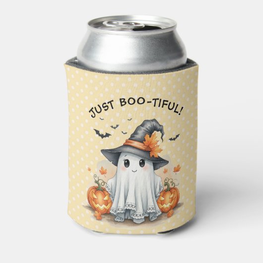 JUST BOO-healyガーリー幽霊 – レイシーのドレス、ウィッチハット 缶クーラー (缶裏面)