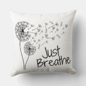 Just Breeze装飾用クッションby Posh Little Finds クッション (裏面)