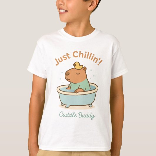Just Chillin」 – バスタブに可愛いキャピバラおもしろい Tシャツ (正面)