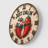 Just Chillin' Funny Chili Pepper Kitchen Humor  ラージ壁時計 (傾斜)