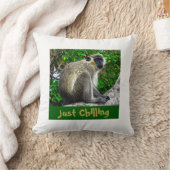 "Just Chilling"グリーンモンキープリント装飾用クッション クッション (ブランケット)