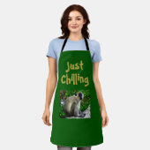 "Just Chilling"緑のサルプリントエプロン エプロン (着用した状態)