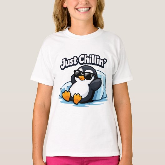 JUST CHILLING PINGUIN Throw Pillow Tシャツ (正面)