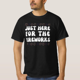 Just Here For The Fireworks | Funny 4th Of July T- Tシャツ