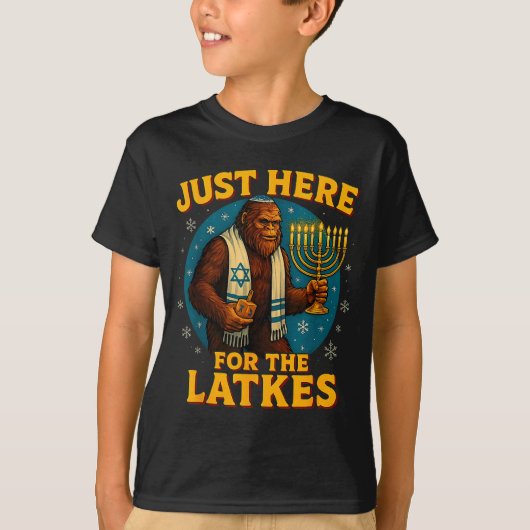 Just Here For The Latkes Funny Hanukkah Bigfoot  Tシャツ (正面)