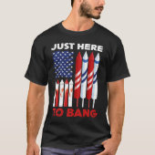 Just Here To Bang 4th of July Patriot Firework Ame Tシャツ (正面)
