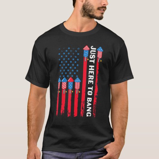 Just Here To Bang Fireworks American Flag 4th Of J Tシャツ (正面)
