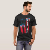 Just Here To Bang Fireworks American Flag 4th Of J Tシャツ (正面フル)