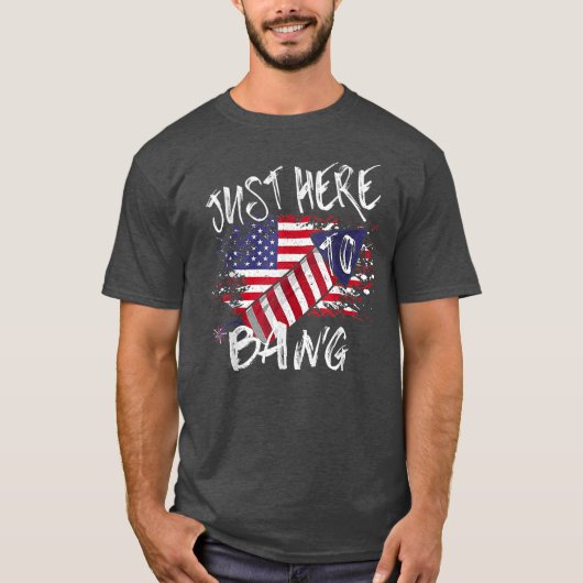 Just Here To Bang Fireworks USA国旗のヴィンテージ4日 Tシャツ (正面)