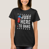 Just Here to Bang  Fourth 4th Of July Fireworks Me Tシャツ (正面)