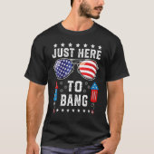 Just Here to Bang  Fourth 4th Of July Fireworks Me Tシャツ (正面)
