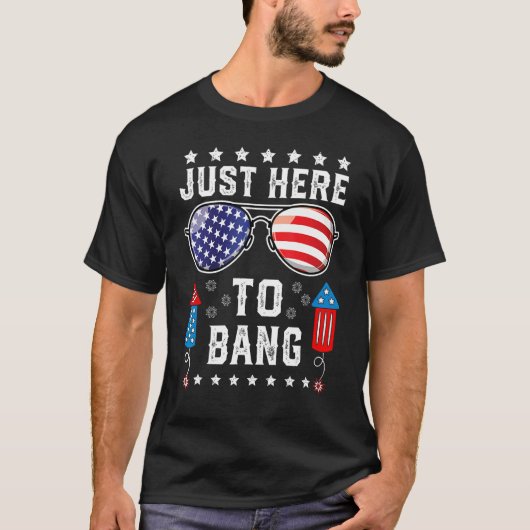 Just Here to Bang  Fourth 4th Of July Fireworks Me Tシャツ (正面)