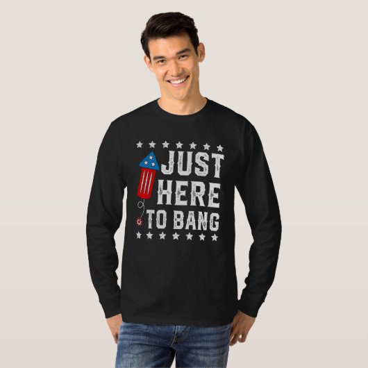 Just Here to Bang  Fourth 4th Of July Fireworks Me Tシャツ (正面フル)
