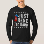 Just Here to Bang  Fourth 4th Of July Fireworks Me Tシャツ (正面)