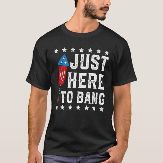 Just Here to Bang Fourth 4th Of July Fireworks Me Tシャツ (正面)