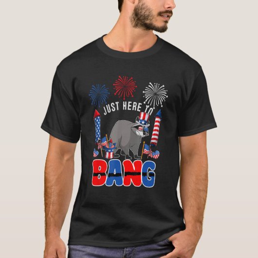 Just Here To Bang  Raccoon Sunglasses American Fla Tシャツ (正面)