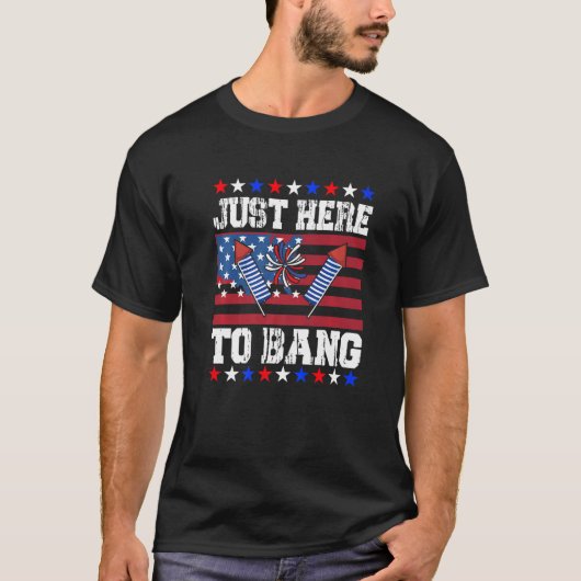 Just Here To Bang US Flag 4th Of July Patriotic Am Tシャツ (正面)