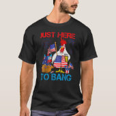 Just Here To Bang USA Flag 4th Of July Chicken Be Tシャツ (正面)