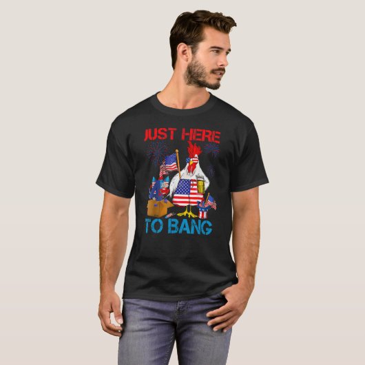 Just Here To Bang USA Flag 4th Of July Chicken Be Tシャツ (正面フル)