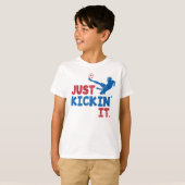 Just Kickin Itサッカーレッド&ブルー – GraphicLoveShop Tシャツ (正面フル)