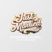 Just Marriedと書かれた白金のスクリプトが、結婚式の車に飾られている ウィンドウサイン (シート)