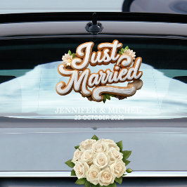 Just Marriedと書かれた白金のスクリプトが、結婚式の車に飾られている ウィンドウサイン