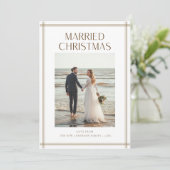 Just Married Newlywed Couple Beach Photo Christmas シーズンカード (スタンド正面)