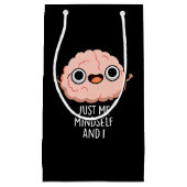 Just Me Mindself And I おもしろい Brain Pun Dark BG スモールペーパーバッグ (正面)