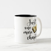 Just One More Chapterブラック金ゴールド本愛好家おもしろい ツートーンマグカップ (正面右)