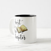 Just One More Chapterブラック金ゴールド本愛好家おもしろい ツートーンマグカップ (正面左)