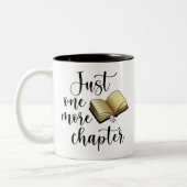 Just One More Chapterブラック金ゴールド本愛好家おもしろい ツートーンマグカップ (左)