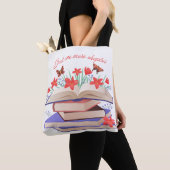 "Just One More Chapter " book lover tote bag  トートバッグ (クローズアップ)