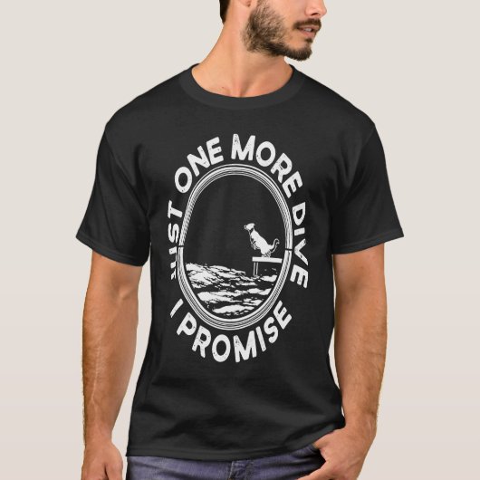 Just One More Dive We Promise波止場・ダイビング Tシャツ (正面)