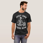 Just One More Row Funny Crochet Skeleton Quote Tシャツ (正面フル)