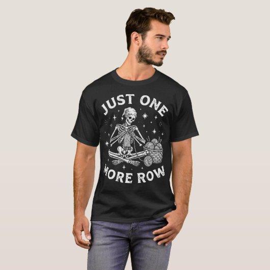 Just One More Row Funny Crochet Skeleton Quote Tシャツ (正面フル)