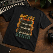 Just One More Synth – Lustiges Synth Nerd Tシャツ