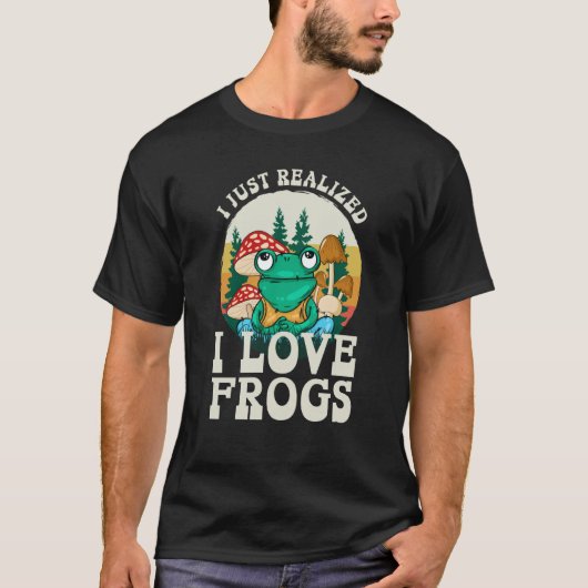 Just Realized I Love Frogs Mushrooms & Pine Trees  Tシャツ (正面)