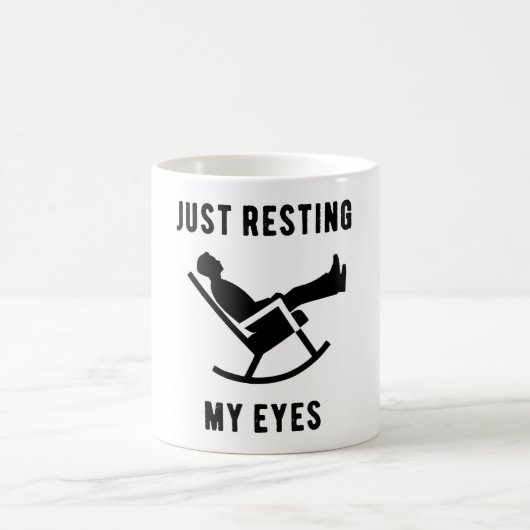 Just Resting Eyes リラックス Vibe Keepsake Mug, Umous コーヒーマグカップ (中央)