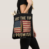 Just The Tip I Promise 面白い銃のオーナーUSAフラグ トートバッグ (クローズアップ)