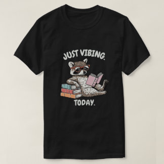 Just Vibing Today Raccoon Reading Design Tシャツ