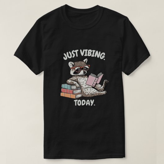 Just Vibing Today Raccoon Reading Design Tシャツ (デザイン正面)