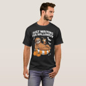 Just Waiting For Halloween Cute Lazy Sloth Hallowe Tシャツ (正面フル)